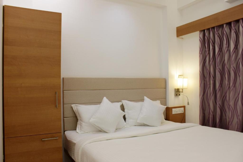 Postel nebo postele na pokoji v ubytování Hotel Ashray Inn