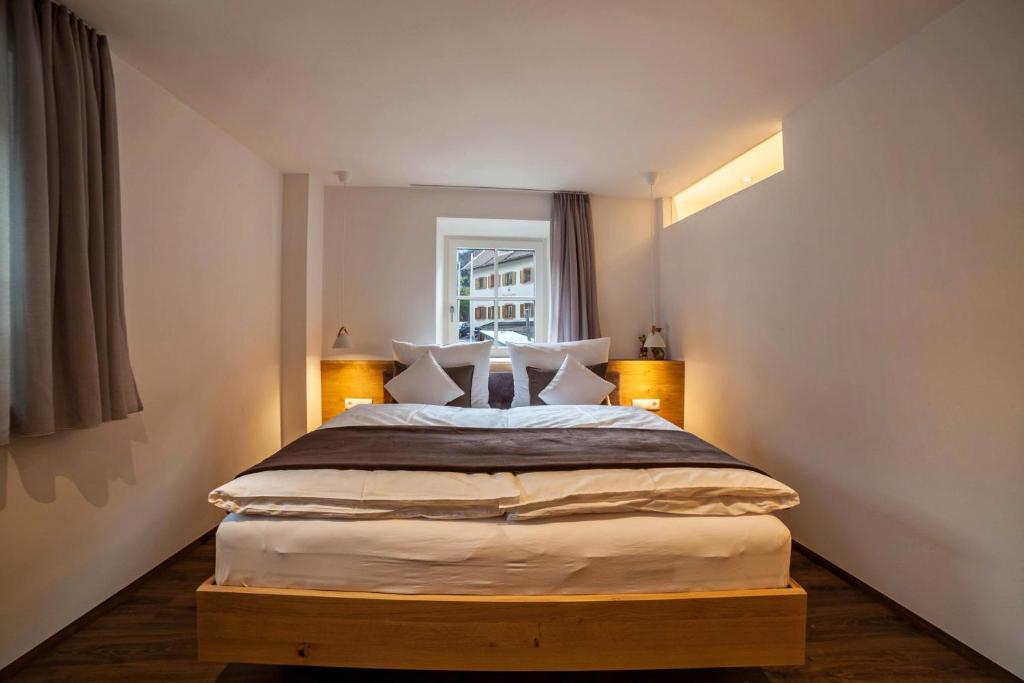 A bed or beds in a room at Engel Appartements Erker
