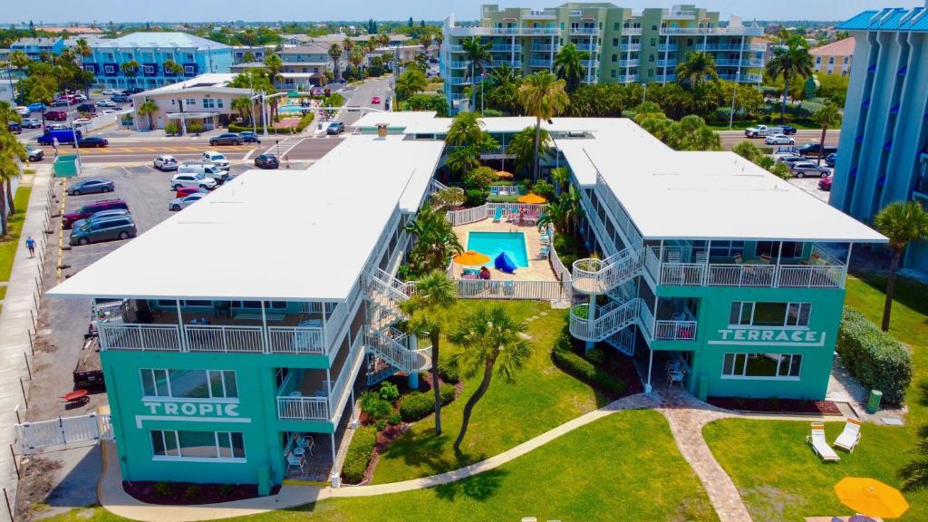 uma vista aérea de um hotel com estacionamento em Tropic Terrace #23 - Beachfront Rental condo em St. Pete Beach