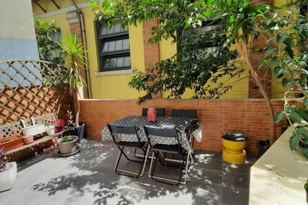 une terrasse avec une table et des chaises devant un bâtiment dans l'établissement Charming Sunny Terrace / One bedroom Apartment, à Lisbonne