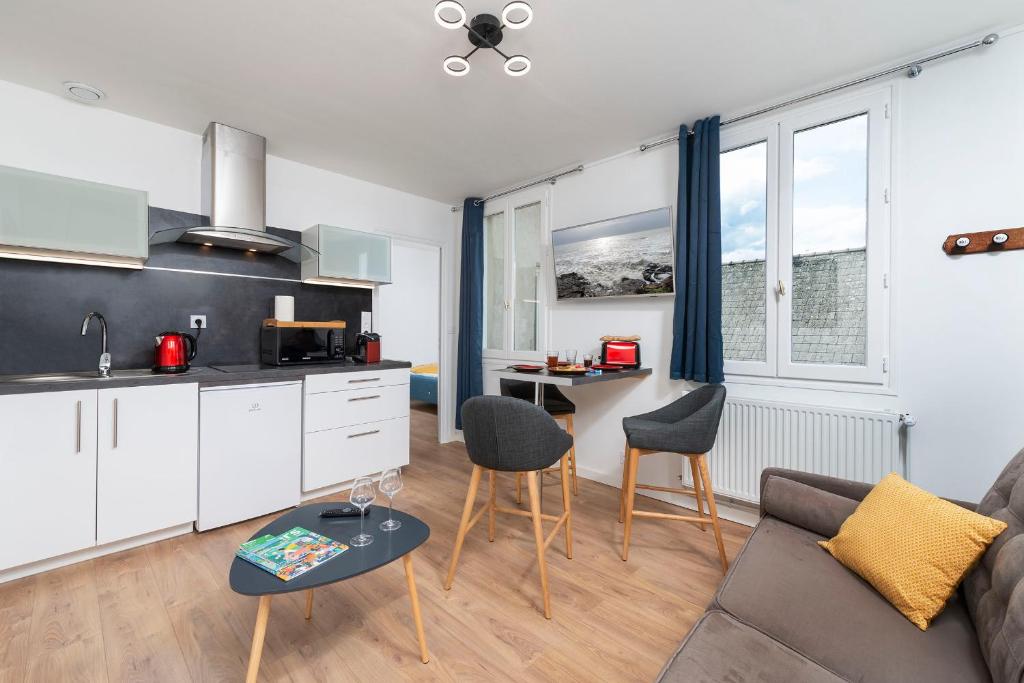 uma cozinha e sala de estar com um sofá e uma mesa em Hyper Centre 14 rue Valdemaine em Angers