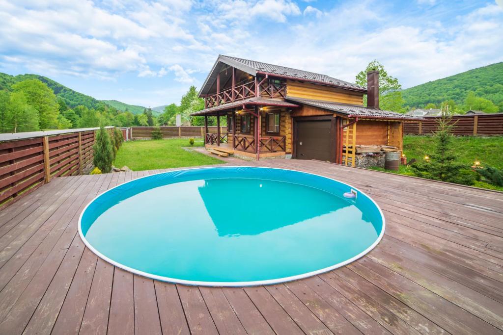 een groot blauw zwembad op een terras naast een huis bij Villa Zarina in Goeta