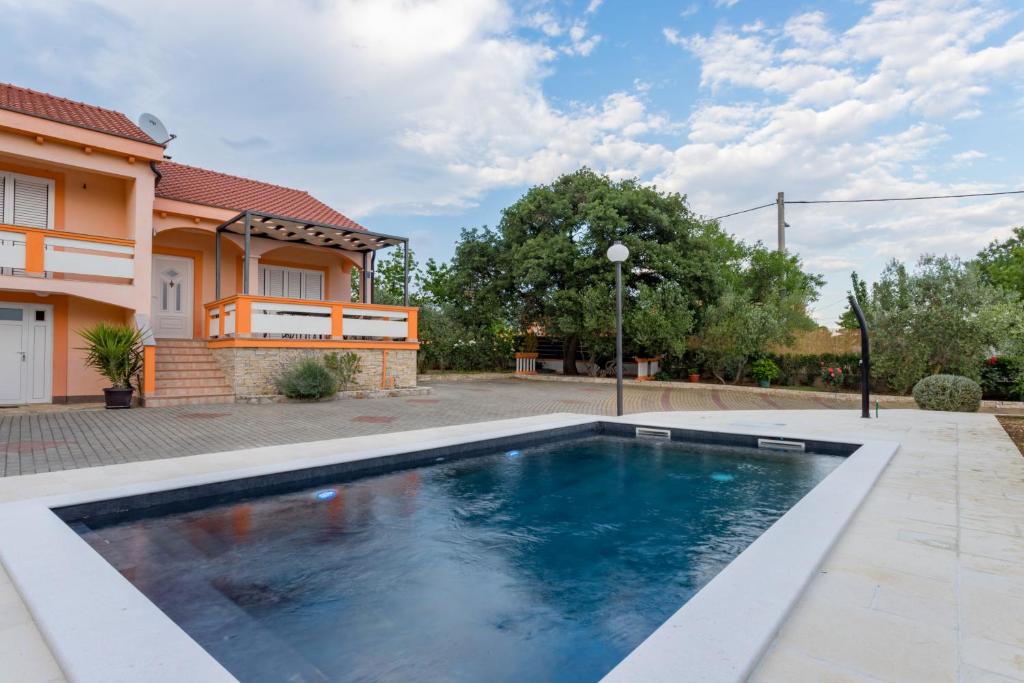 een zwembad voor een huis bij Holiday Home Antonio in Dračevac Ninski