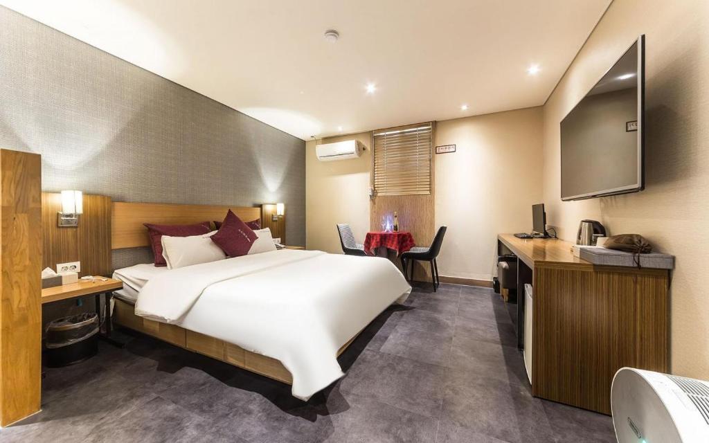 Postel nebo postele na pokoji v ubytování Incheon Soma Hotel