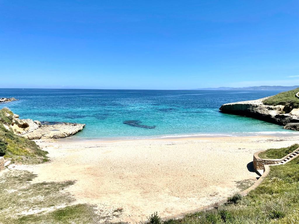 una spiaggia con l'oceano sullo sfondo di La corte di Edo a Porto Torres