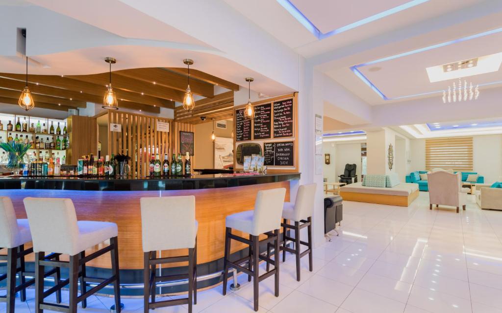 Lounge nebo bar v ubytování Dennys Inn Hotel