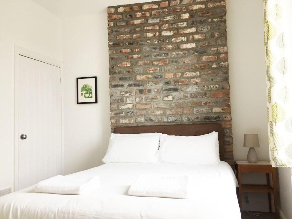 Säng eller sängar i ett rum på Bluebell Cottage Mumbles - Sea Views