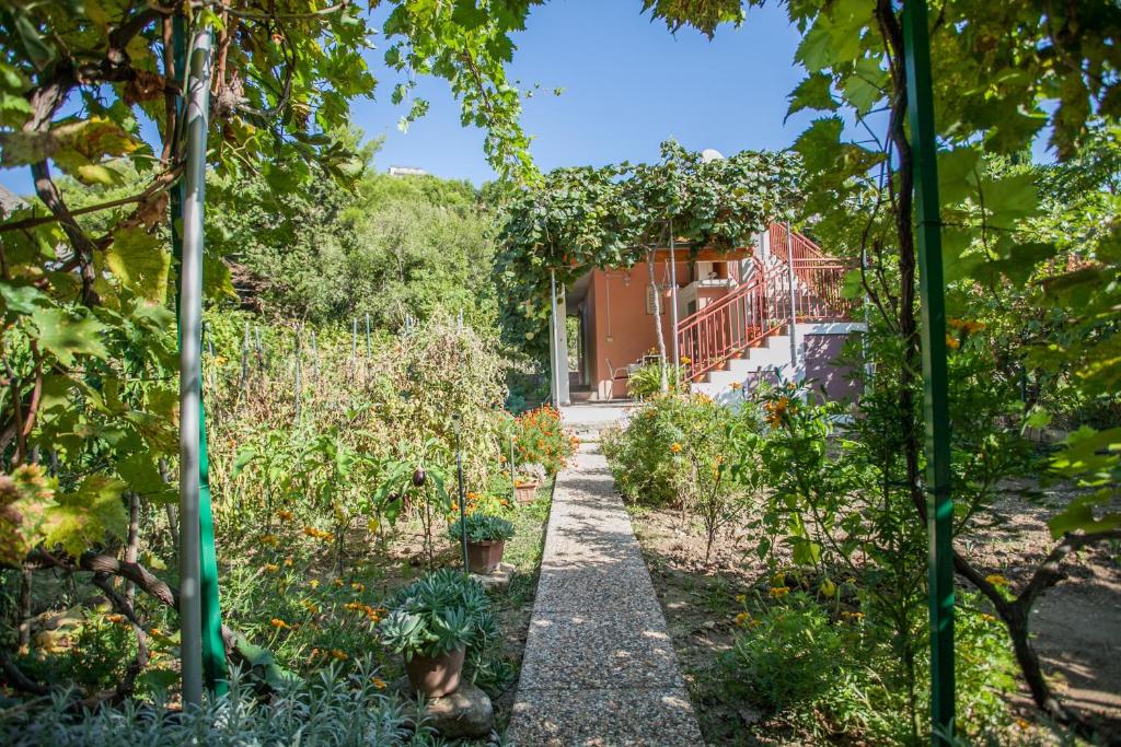 Fotografie z fotogalerie ubytování House with large garden right next to the river v destinaci Žrnovnica