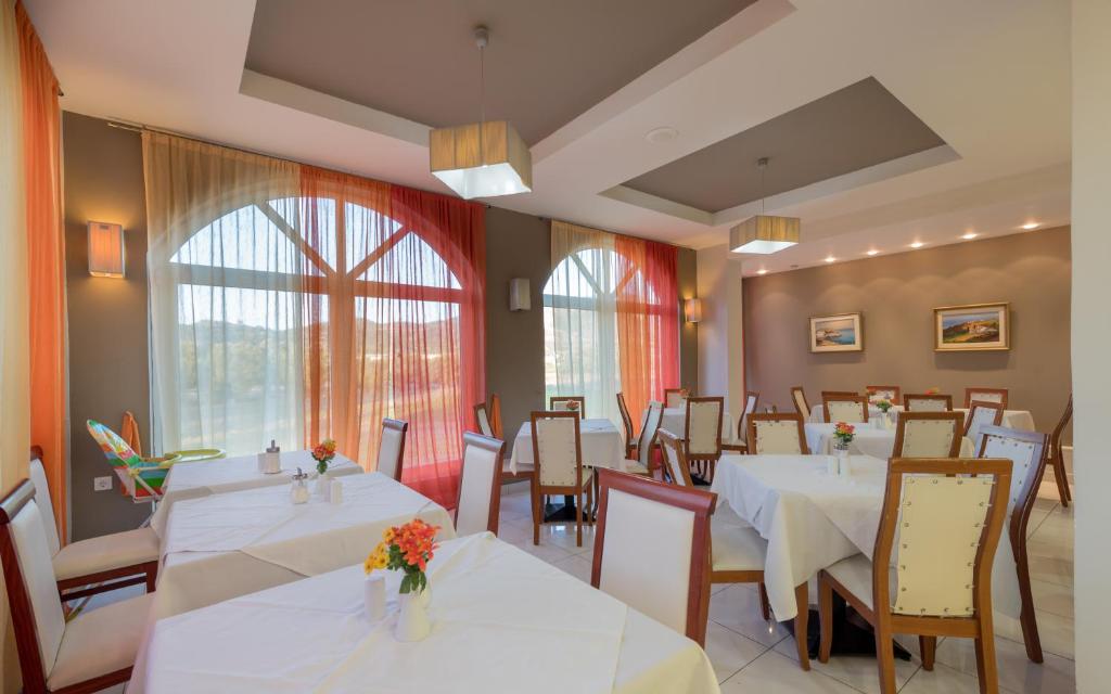 Posezení v ubytování Dennys Inn Hotel