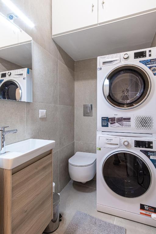 A bathroom at Casa Zummo Ortigia Luxury Apartment