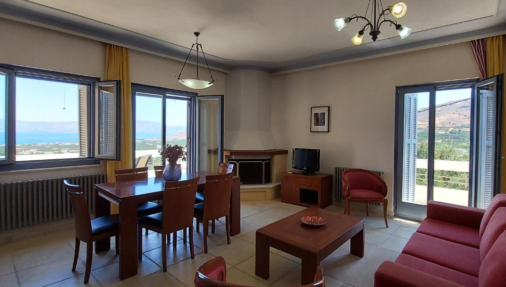 Televízia a/alebo spoločenská miestnosť v ubytovaní Villa "Thealia", 430 m2 with swimmg pool - sea view