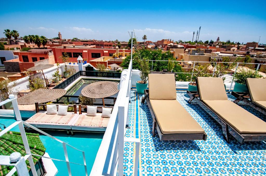Bazén v ubytování Hotel & Spa Riad Dar El Aila nebo v jeho okolí
