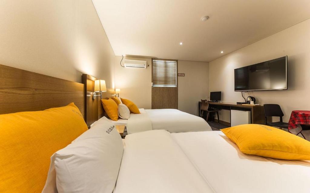 Postel nebo postele na pokoji v ubytování Incheon Soma Hotel