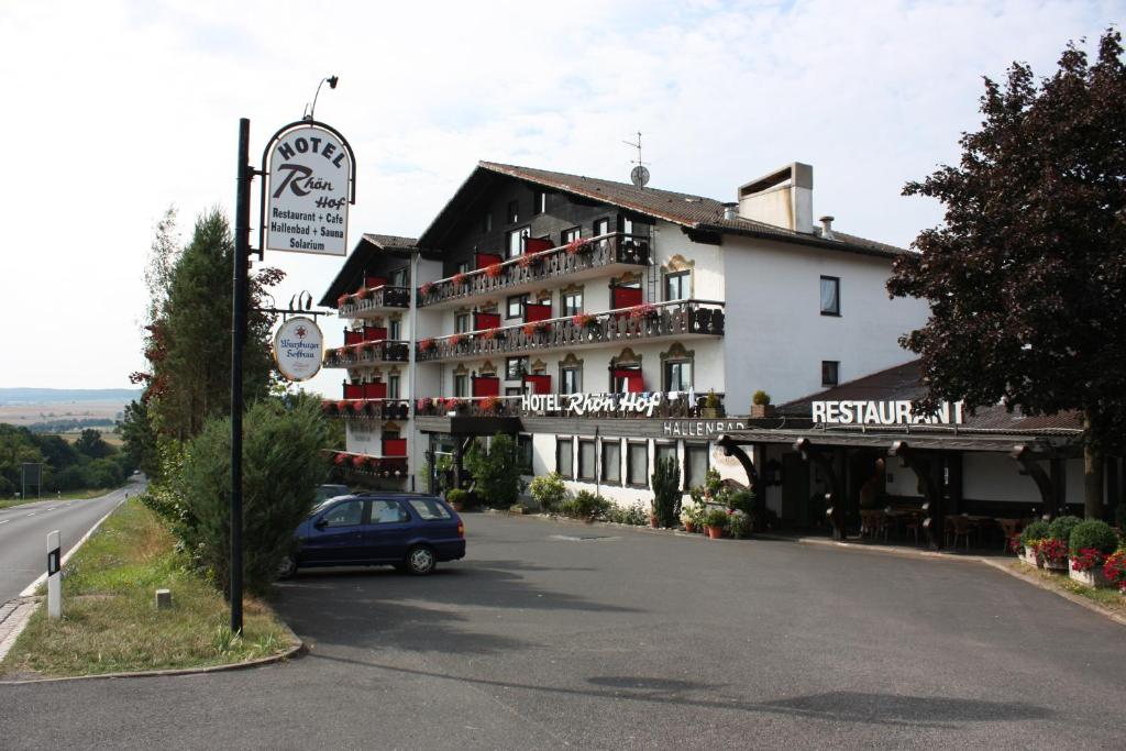 een auto geparkeerd voor een hotel bij Hotel Rhönhof in Oberleichtersbach