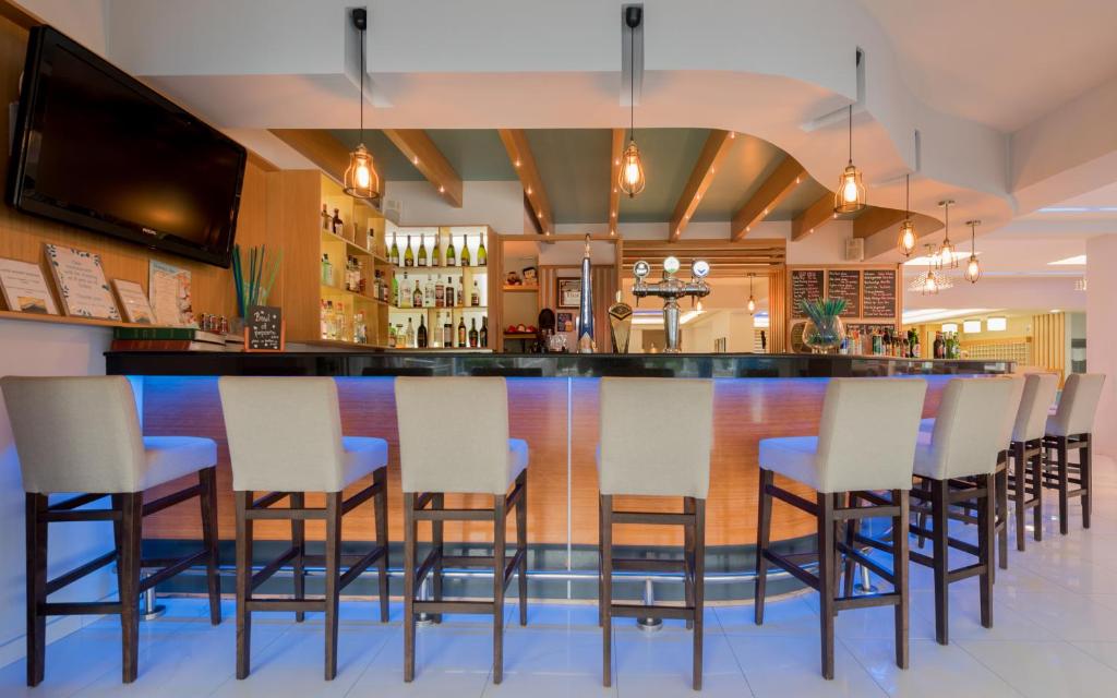Lounge nebo bar v ubytování Dennys Inn Hotel