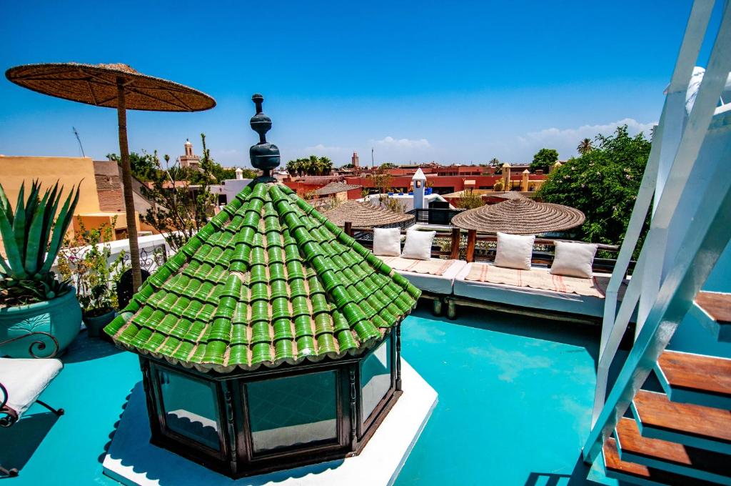 Bazén v ubytování Hotel & Spa Riad Dar El Aila nebo v jeho okolí