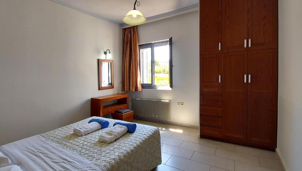 Posteľ alebo postele v izbe v ubytovaní Villa "Thealia", 430 m2 with swimmg pool - sea view