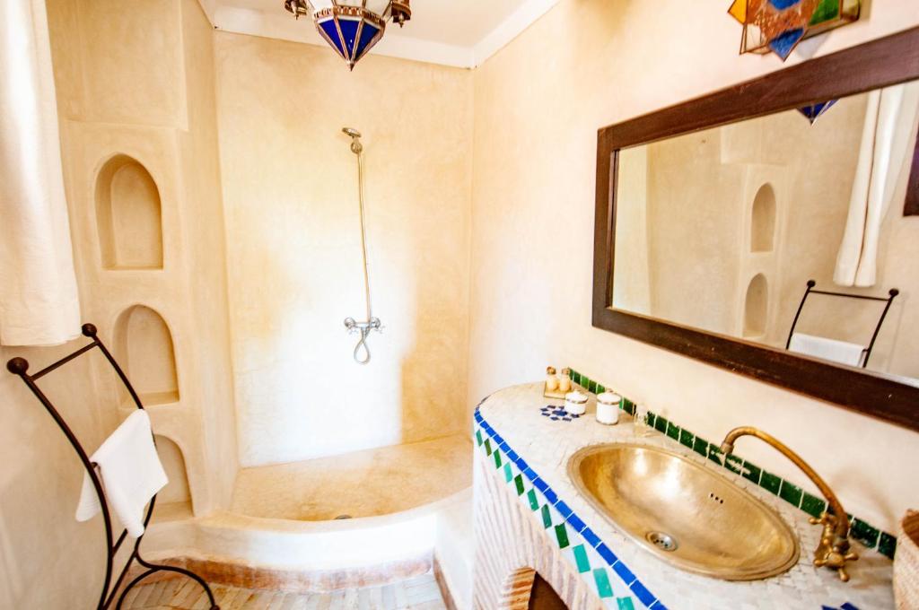 Koupelna v ubytování Hotel & Spa Riad Dar El Aila