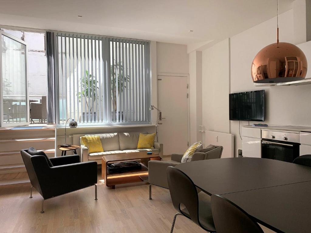 sala de estar con sofá y mesa en ApartmentInCopenhagen Apartment 358, en Copenhague