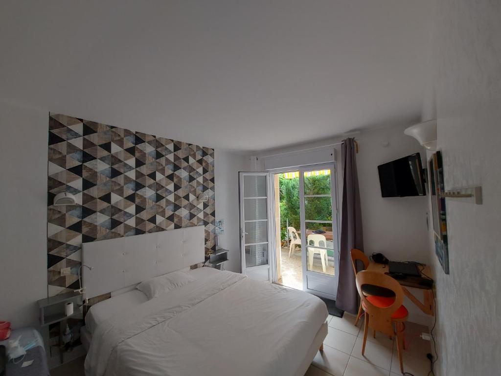 Postel nebo postele na pokoji v ubytování Hôtel Michelet Plage