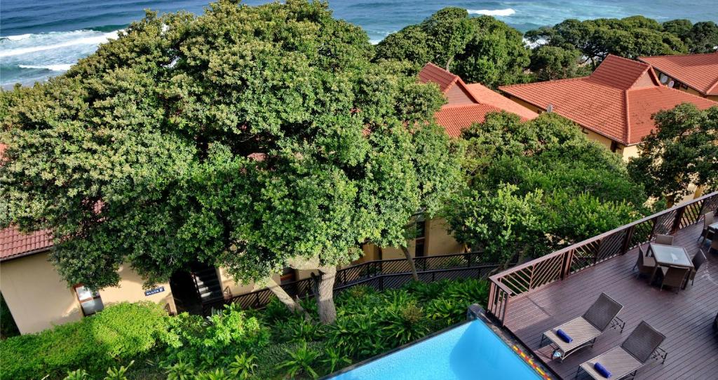 een luchtzicht op een resort met een zwembad en bomen bij ANEW Hotel Ocean Reef Zinkwazi in Zinkwazi Beach