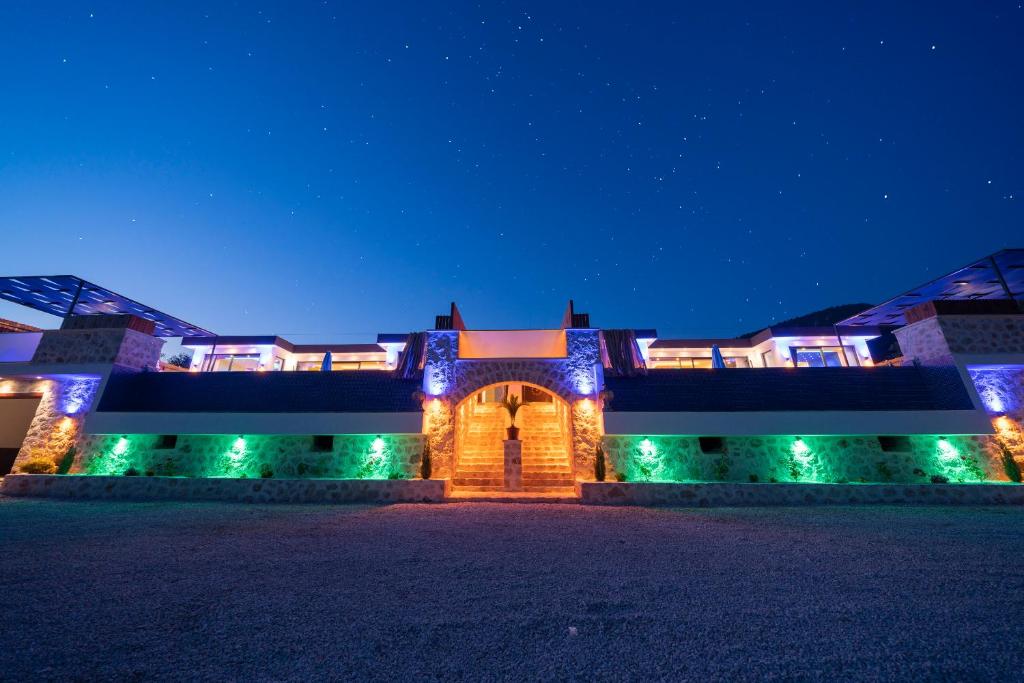 ein Gebäude mit Lichtern in der Nacht in der Unterkunft Çınar 1-2 - 2 Bedroom with jacuzzi in Kalkan in Kaş