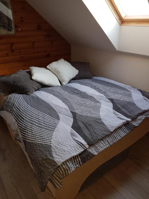 Postel nebo postele na pokoji v ubytování Drevenica MARKA beachfront cottage
