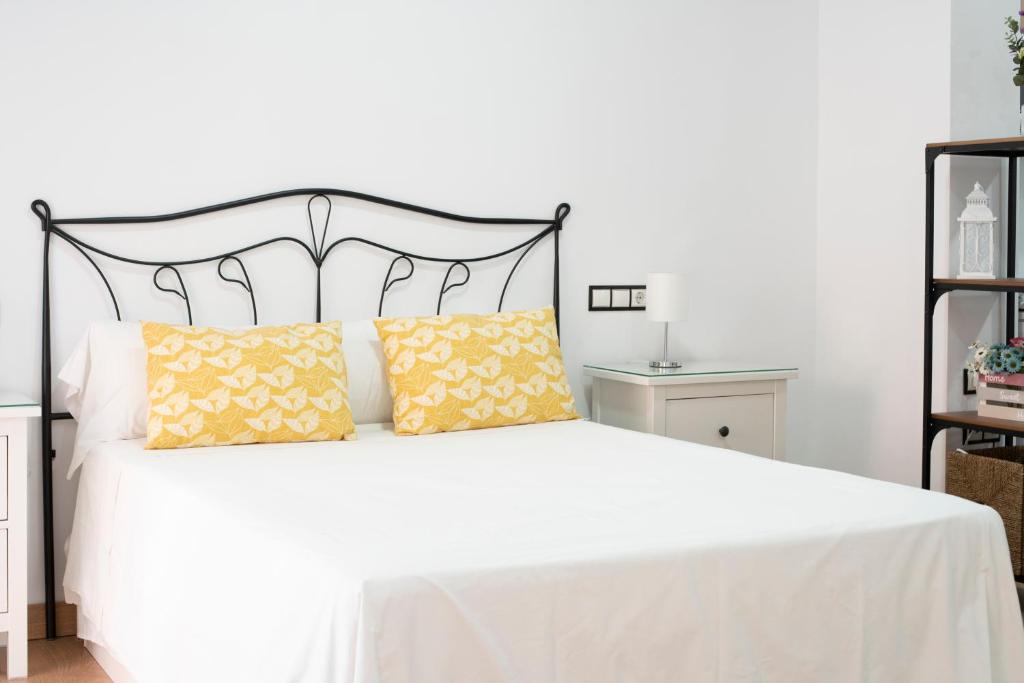 A bed or beds in a room at Alohamundi Olavide
