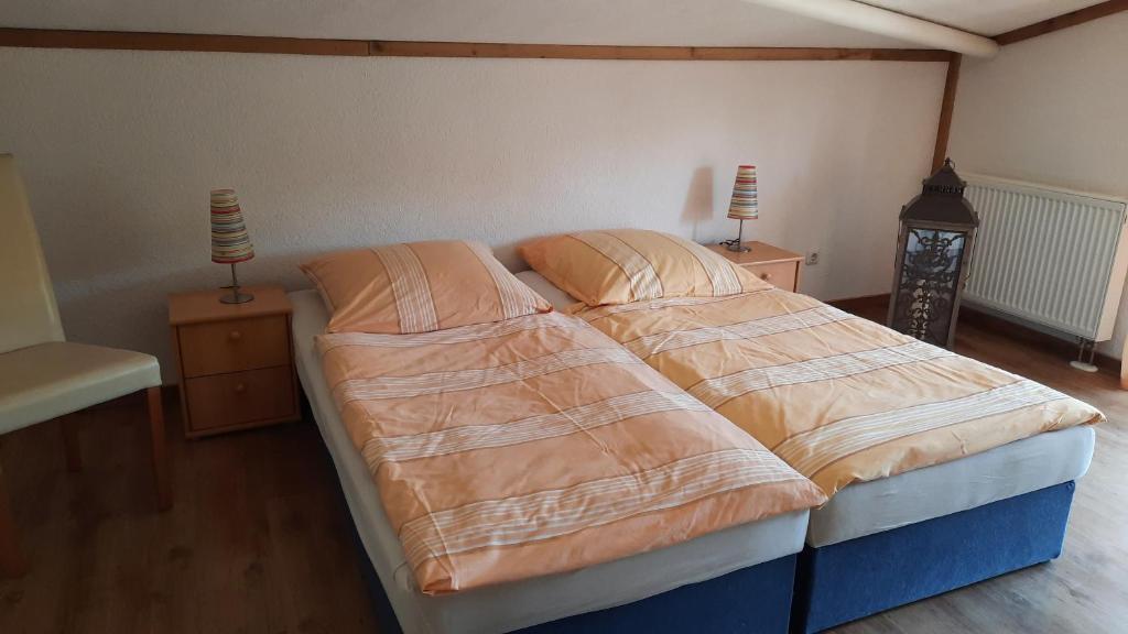 ein Bett in einem Schlafzimmer mit zwei Kissen darauf in der Unterkunft Schönermarker Pferdeparadies in Niederlandin