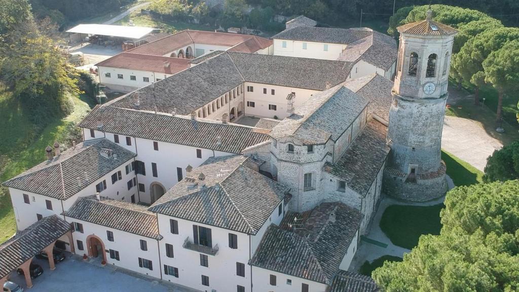 una vista aérea de un edificio con una torre de reloj en Agriturismo Montecorona, en Umbertide