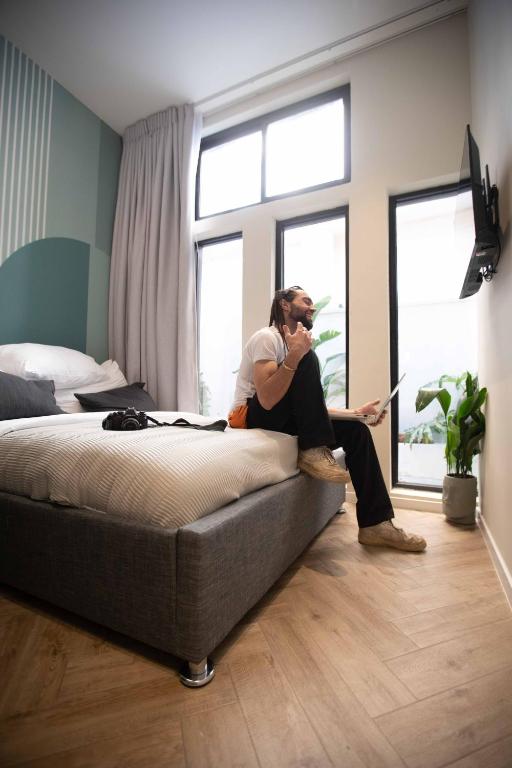 Postel nebo postele na pokoji v ubytování Colorbox - by Loginn Tel-Avivian hotels