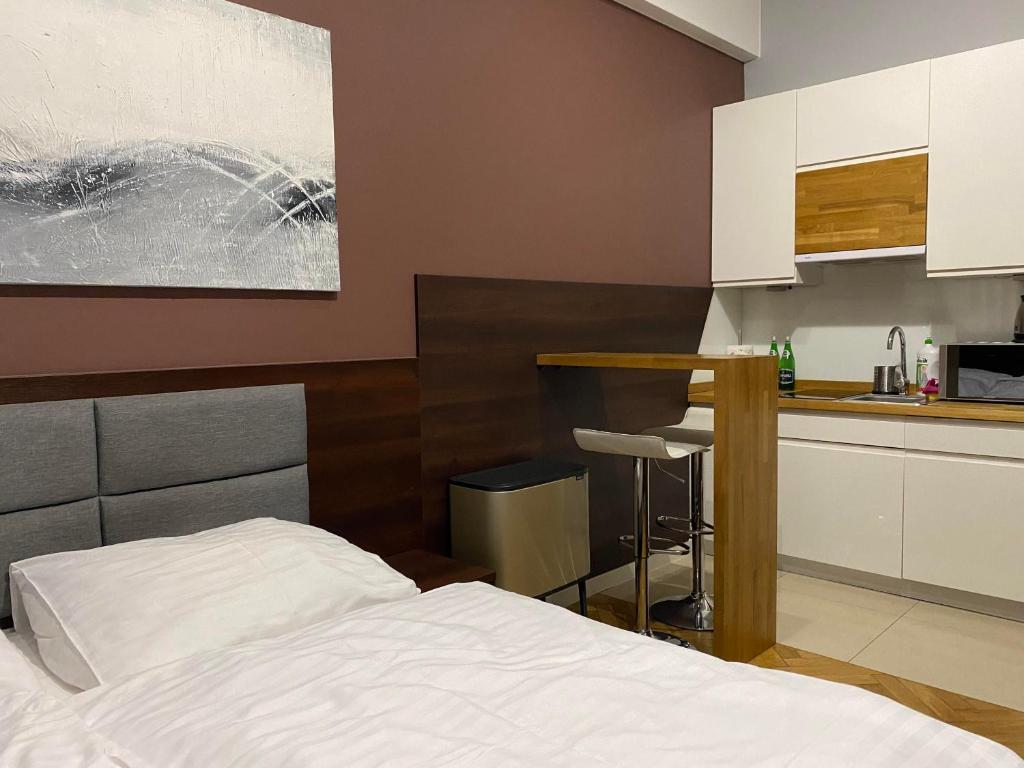 sypialnia z łóżkiem i kuchnią w obiekcie Coffee Apartments Espresso 6C w Krakowie