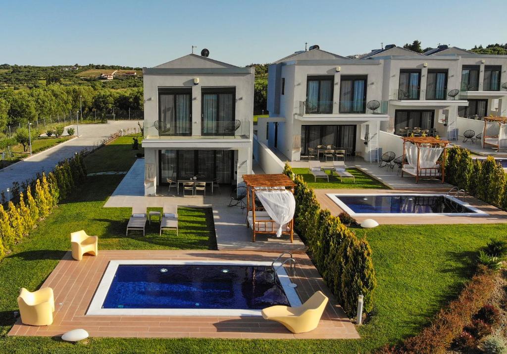 Bazén v ubytování Soleado Luxury Villas nebo v jeho okolí
