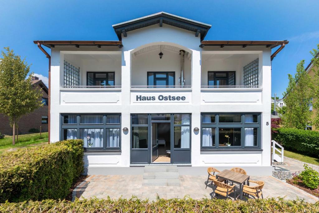um edifício branco com as palavras prejudica a faculdade sobre ele em Haus Ostsee em Göhren