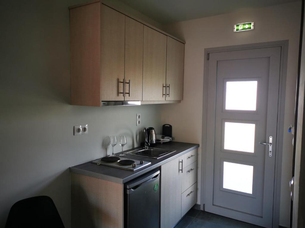 A kitchen or kitchenette at Anemona Beach apartments