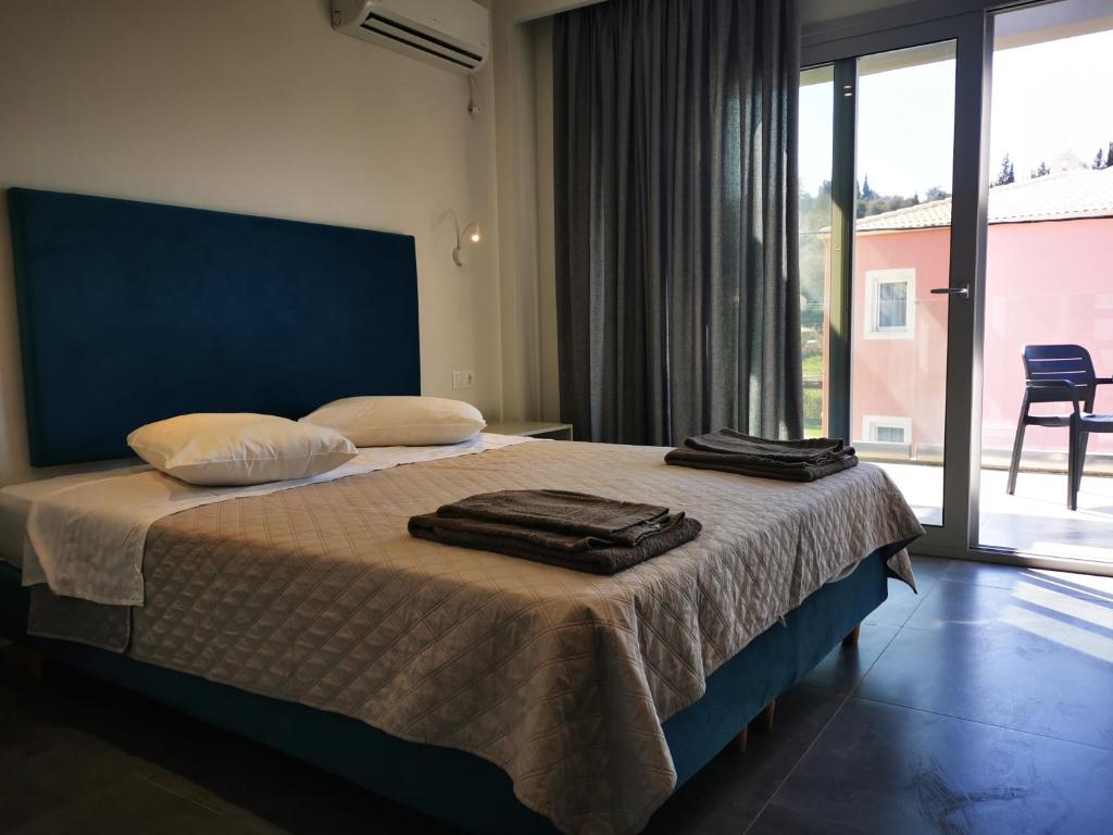 A bed or beds in a room at Anemona Beach apartments