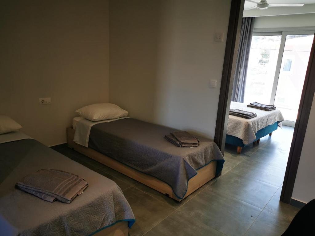 A bed or beds in a room at Anemona Beach apartments