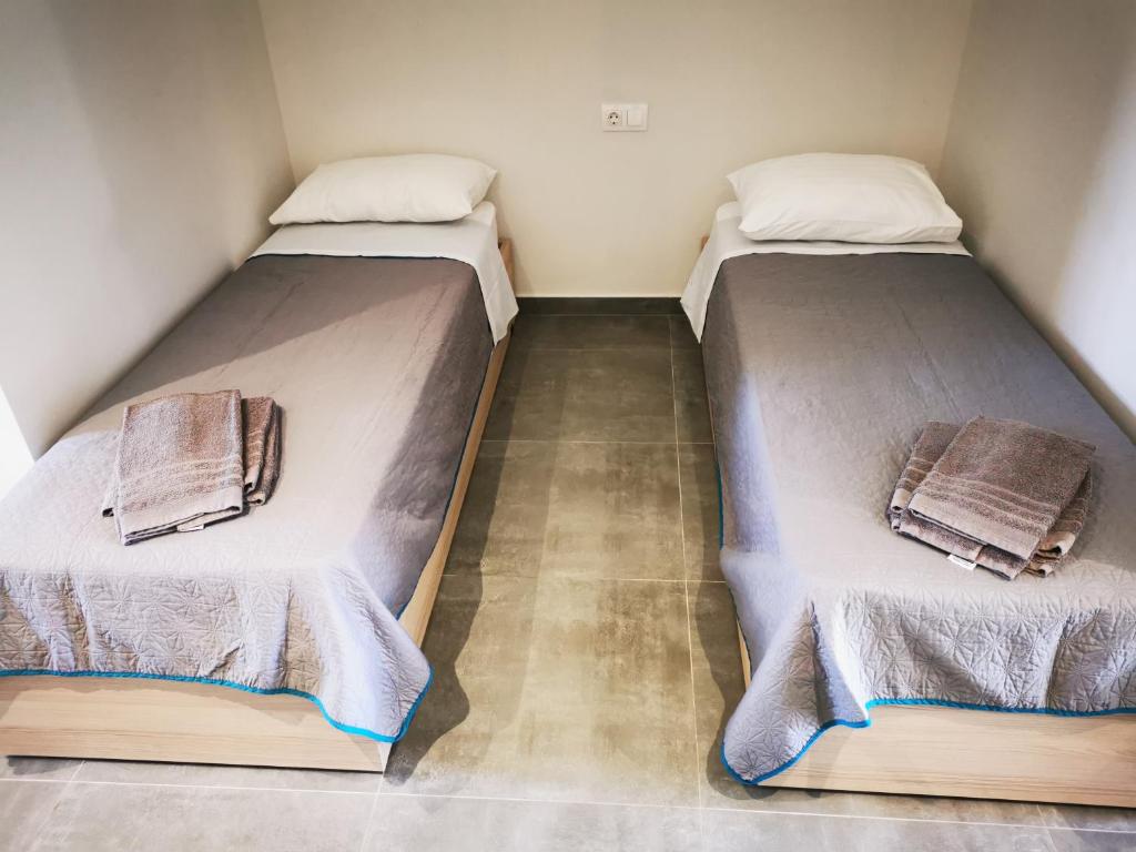 A bed or beds in a room at Anemona Beach apartments