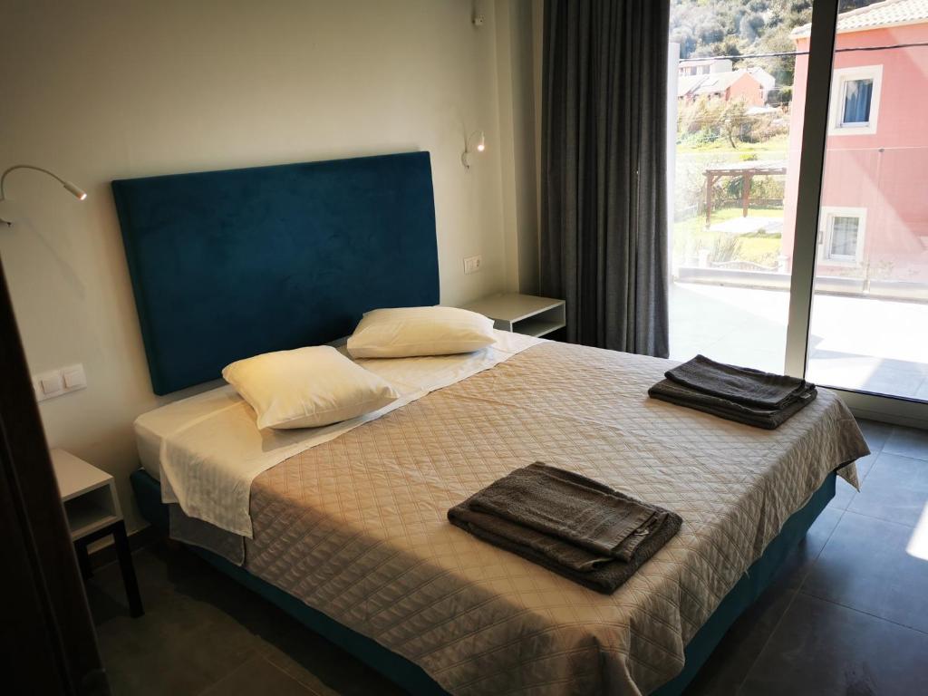 A bed or beds in a room at Anemona Beach apartments