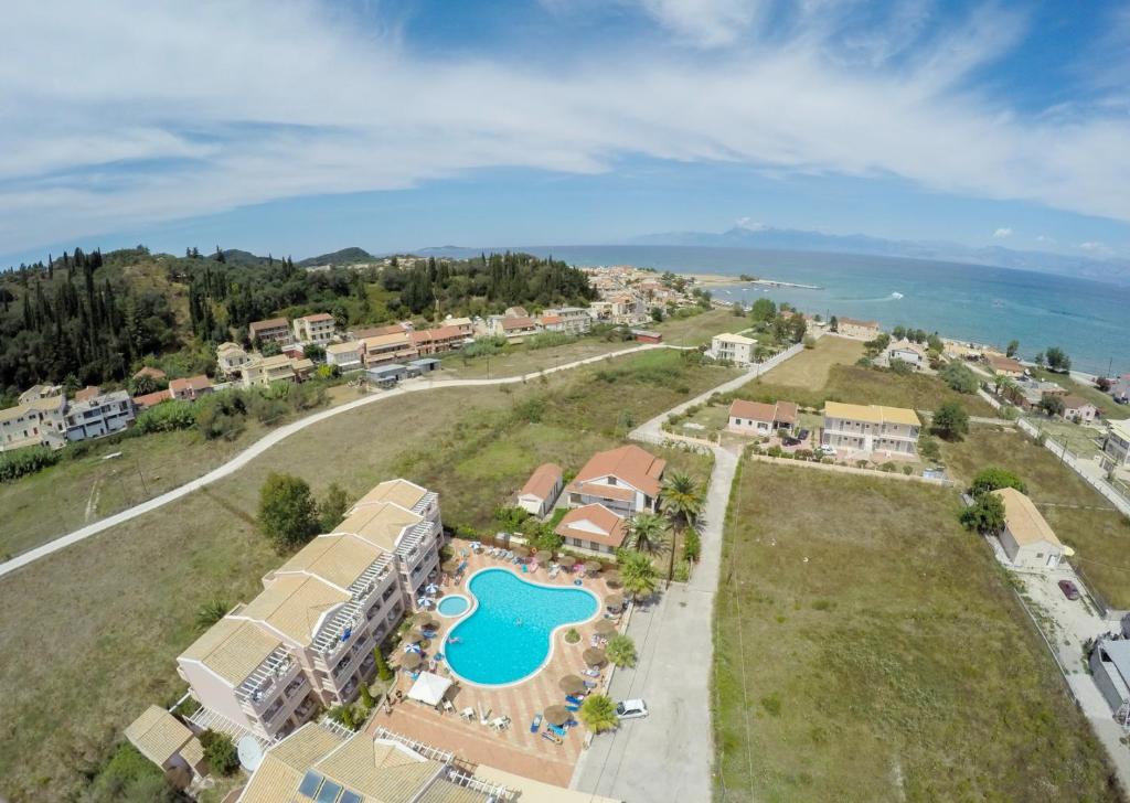 z góry widok na ośrodek z basenem i ocean w obiekcie Anemona Beach apartments w Sidari