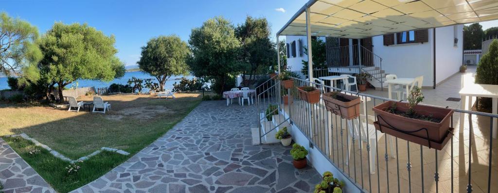 オルビアにあるPunta Sirenellaの水辺の景色を望む家のバルコニー