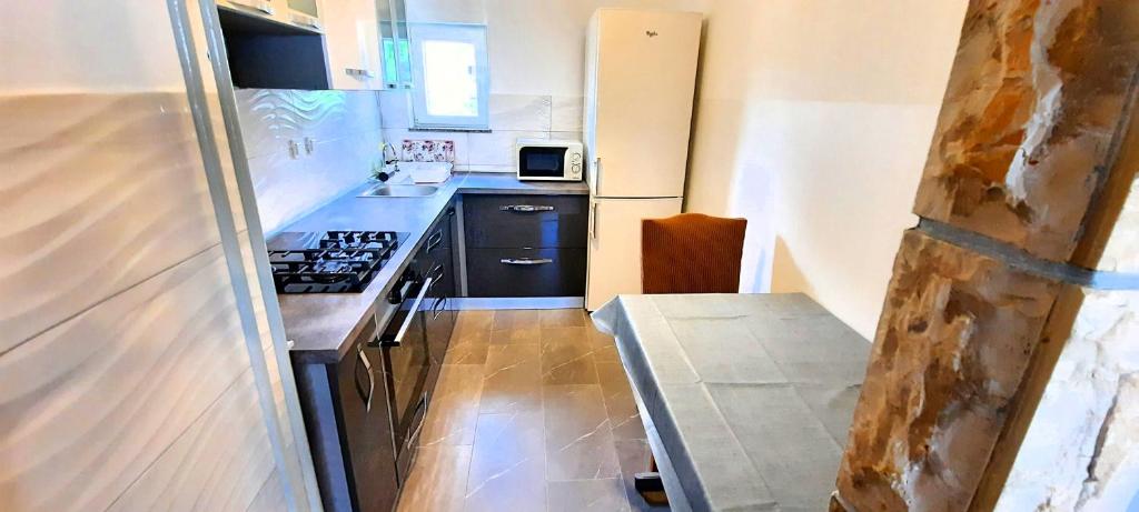 Kuchyňa alebo kuchynka v ubytovaní Apartment Miroslav