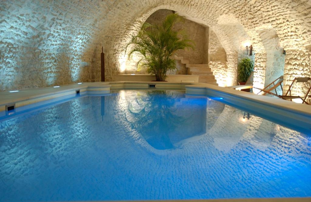 una gran piscina en un edificio con en Château de Vault de Lugny en Vault-de-Lugny