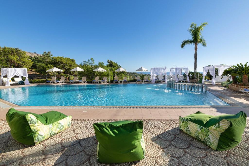 Bazén v ubytování Pefkos View Apartments nebo v jeho okolí