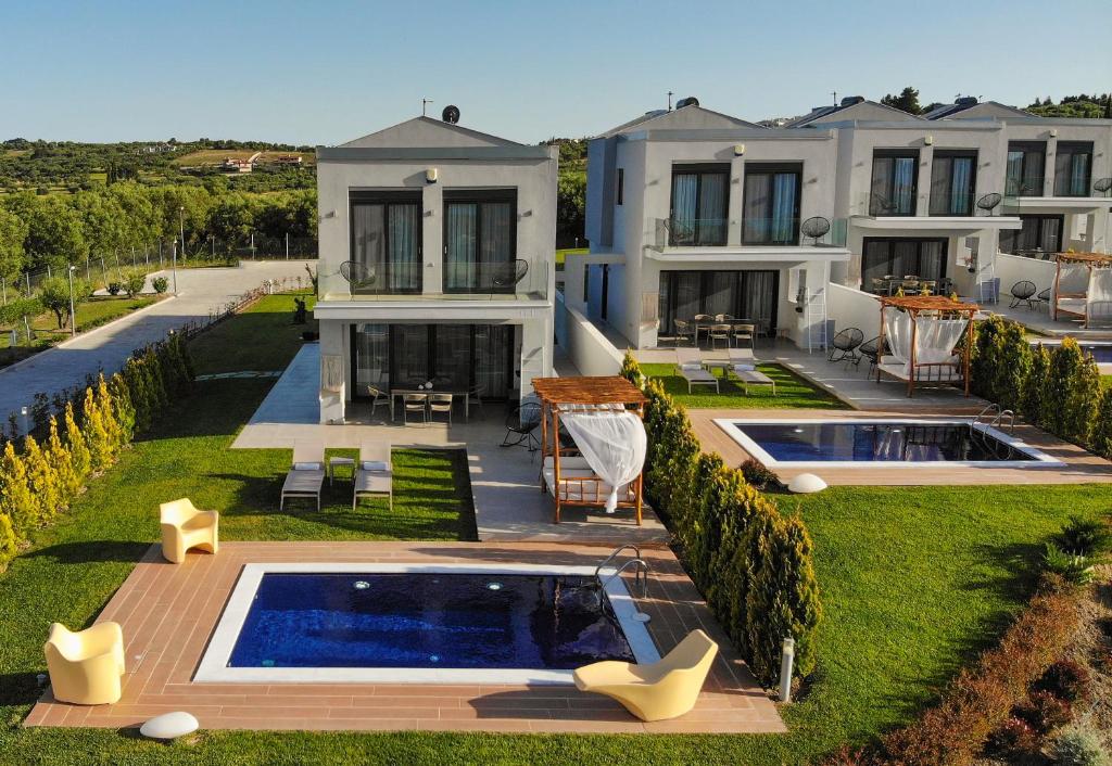Bazén v ubytování Soleado Luxury Villas nebo v jeho okolí