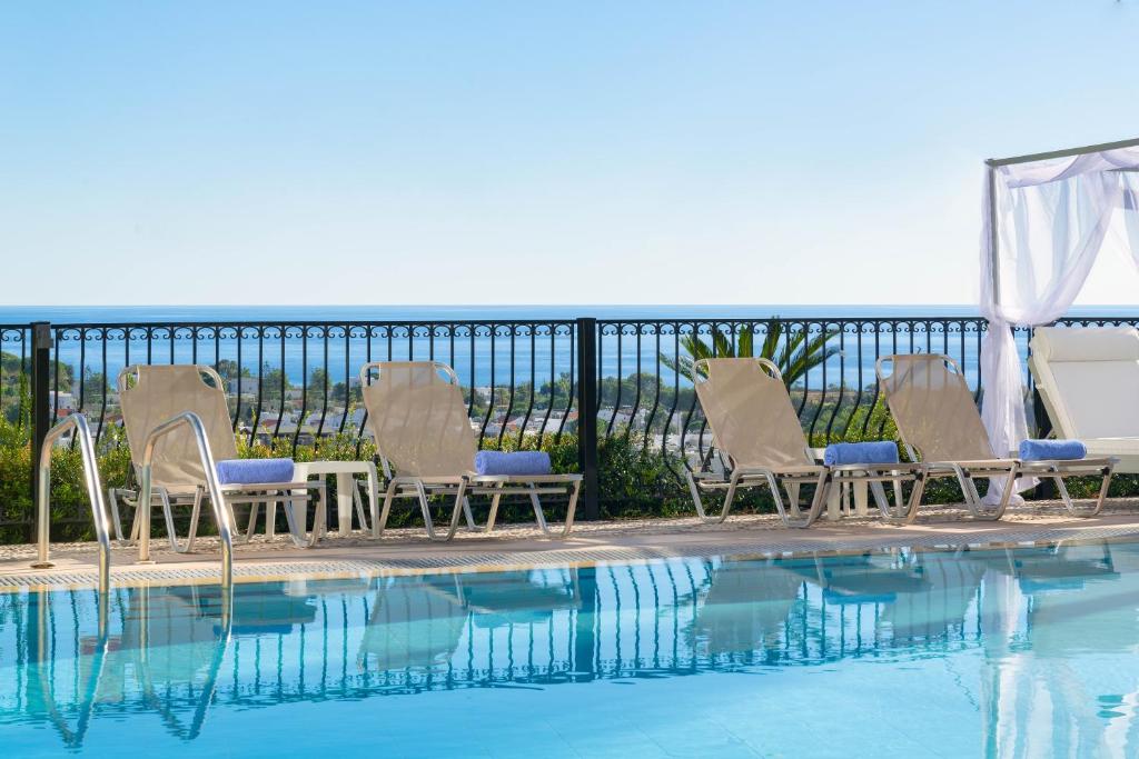 Bazén v ubytování Pefkos View Apartments nebo v jeho okolí