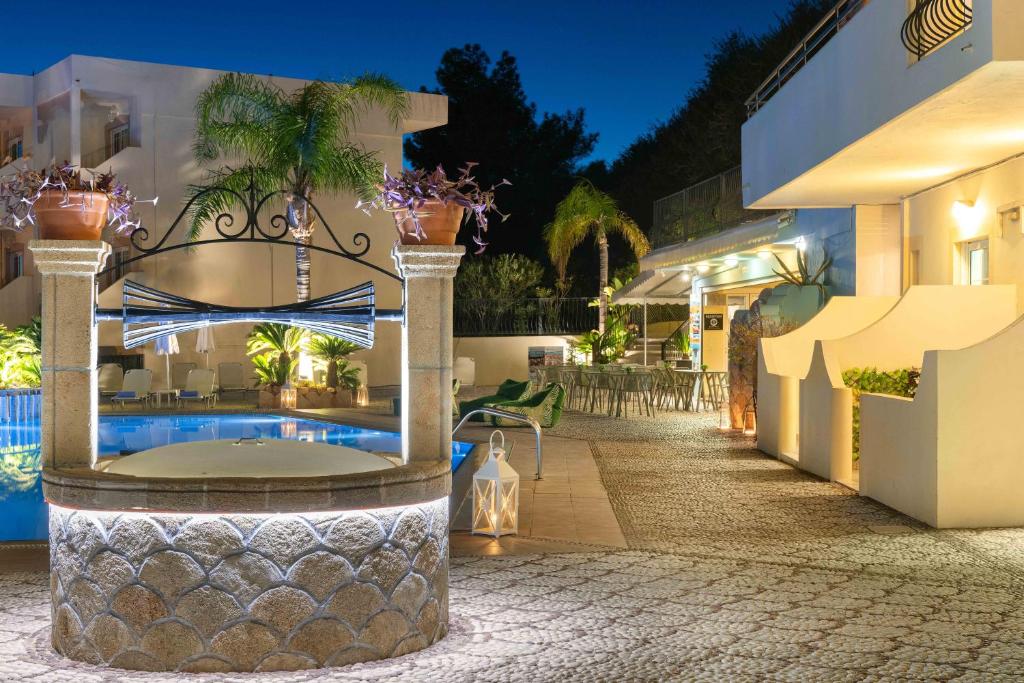 Bazén v ubytování Pefkos View Apartments nebo v jeho okolí