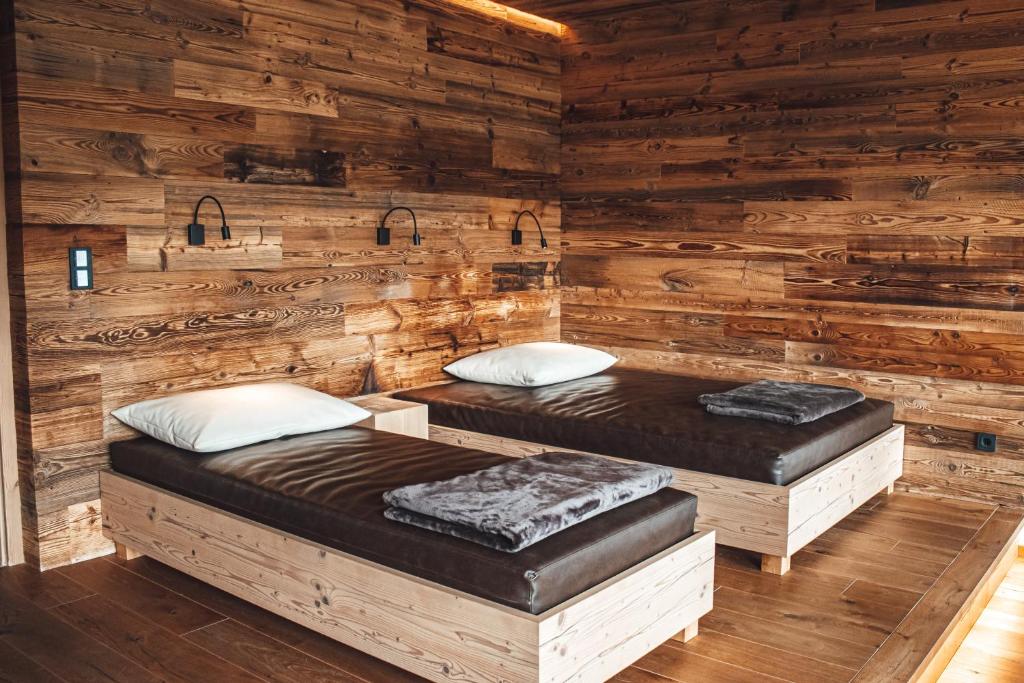 Postel nebo postele na pokoji v ubytování Hotel Chalets Grosslehen