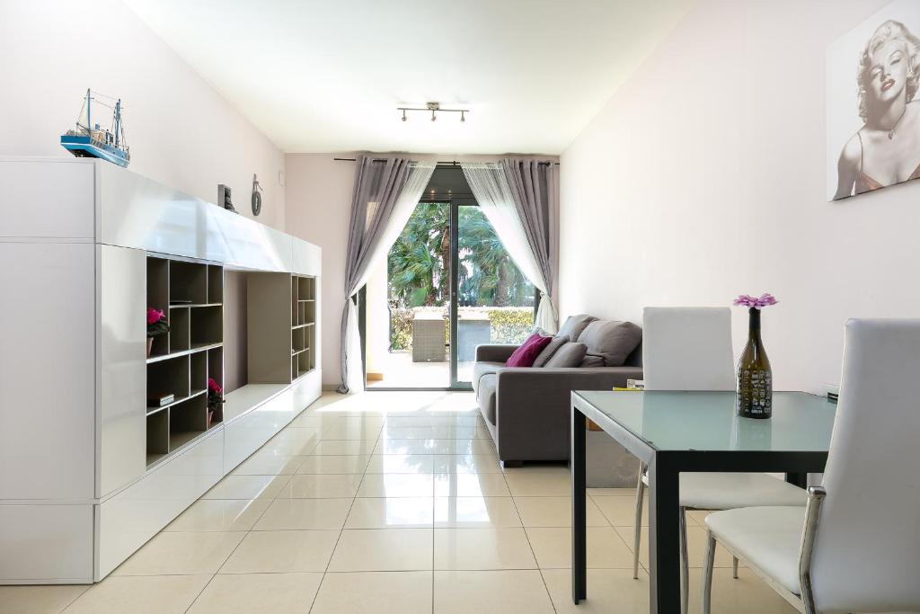 un salon avec un canapé et une table dans l'établissement the beach milenium, à Roses