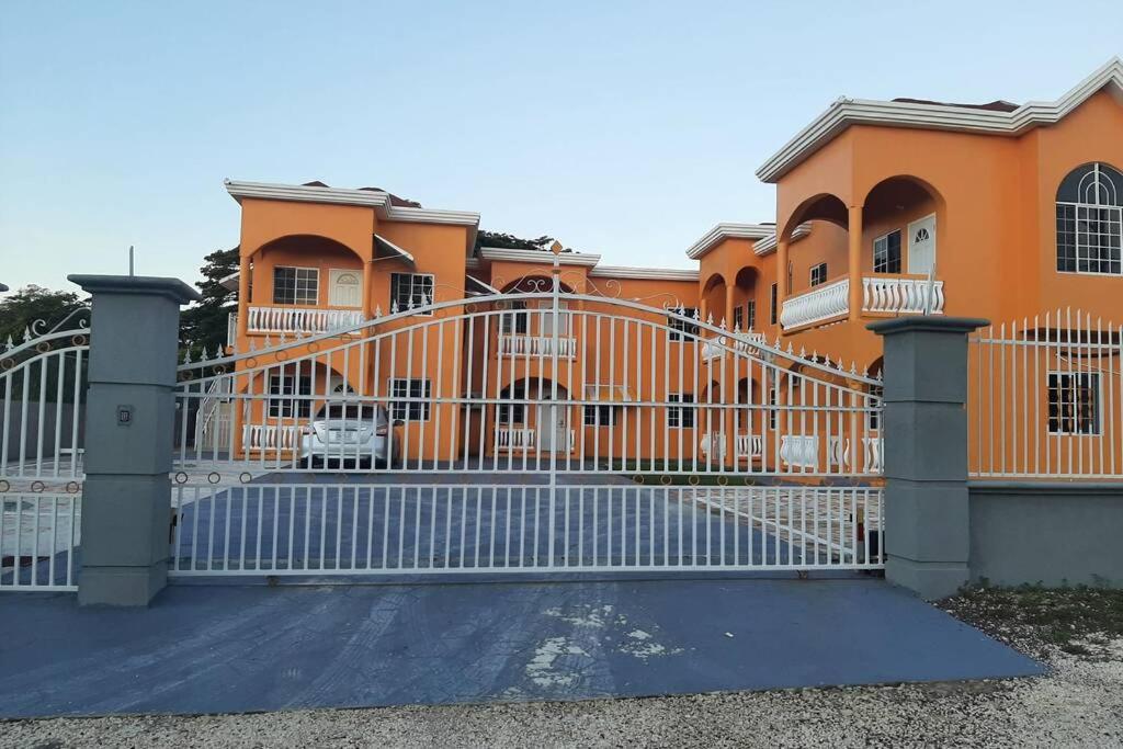 Windsor Luxury Palace - Housity